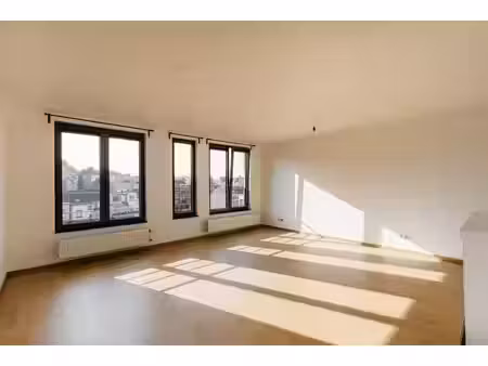 appartement lumineux avec terrasse et parking privé inclus