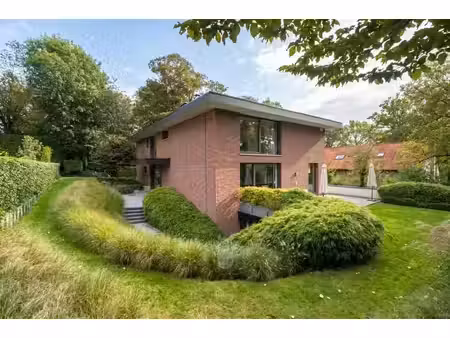 uccle – villa contemporaine de ± 545 m² – écrin de verdure –