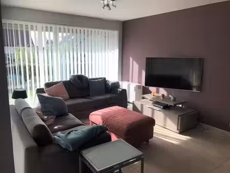 appartement de plain-pied avec un jardin