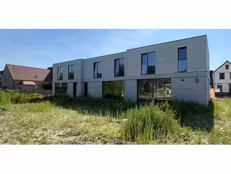 nieuwbouw met strakke architectuur in rustige omgeving