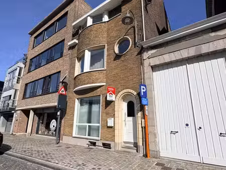 maison emplacé centrale avec 5 chambres de coucher.