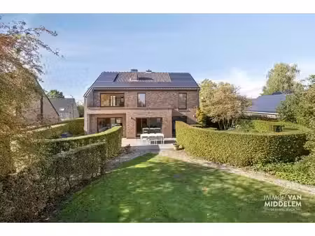 spacieuse villa 4 chambres avec garage et magnifique jardin