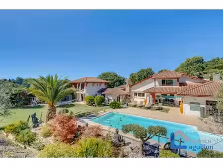 quartier chantaco dans domaine privee- superbe villa avec piscine et vue rhune
