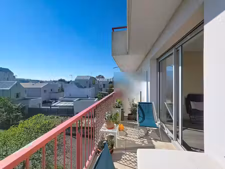 appartement deux chambres  terrasse  cave et garage boxé à proximité des commerces et de l