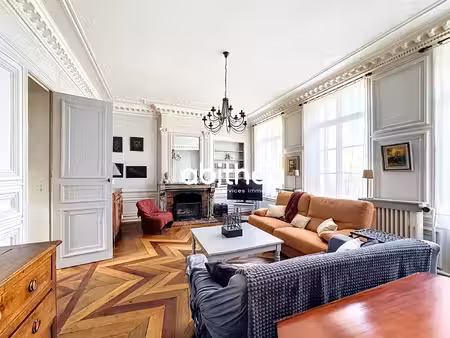 maison en pierres blanches avec garage et extérieur