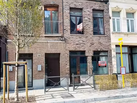 maison de ville face à l'eglise notre-dames de messines