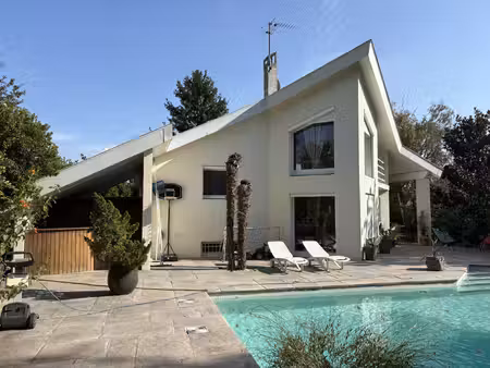 maison t7 de 135.47 m2 avec piscine et annexes sur terrain d