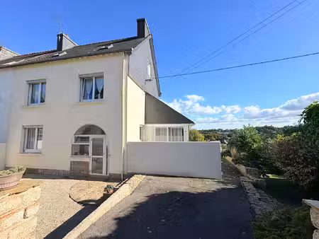 finistère: scaër. maison familiale de 3 chambres avec grenier aménageable et terrain clos 