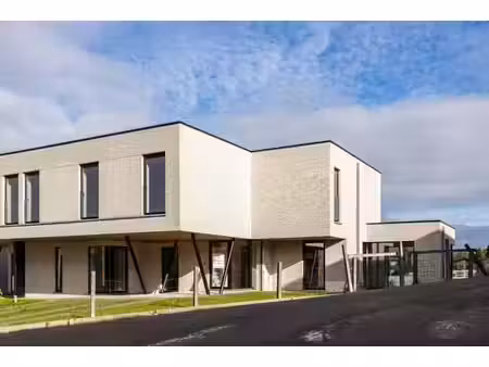 maison modele en lisière de forêt