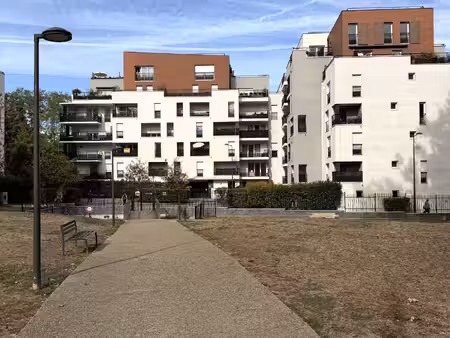 f2 boussy saint antoine / balcon / parking