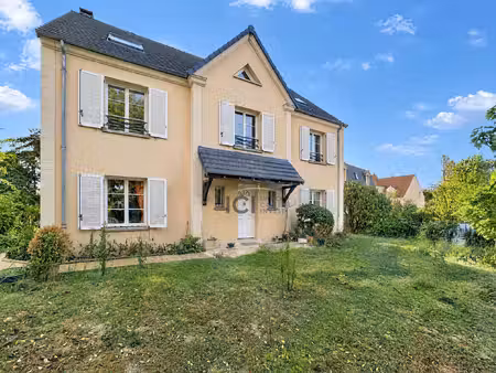 chatou vaste propriété familiale de 219 m2 avec grand jard