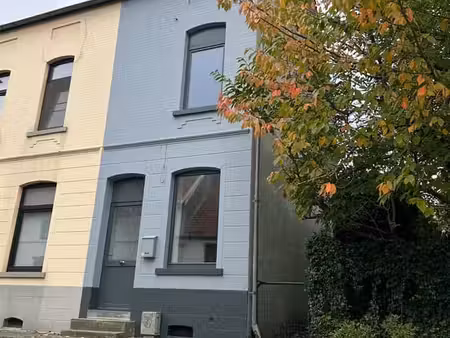 petite maison rénovée 3 façades de 3 chambres avec jardin.