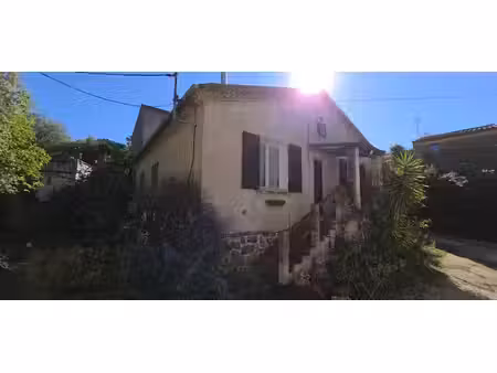 maison 130 m2  dépendance  parking sur 813 m² de jardin piscinable