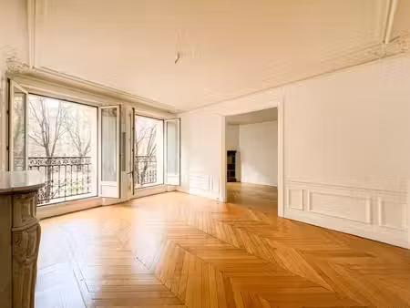 appartement de luxe 2 chambres en vente à montmartre  abbesses  grandes-carrières  france