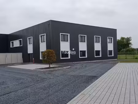 location local professionnel 752m² st lo 50000