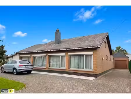 villa de plain-pied avec garage et jardin