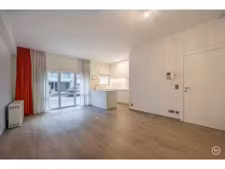 charmante chambre à coucher avec cuisine ouverte  bien situ