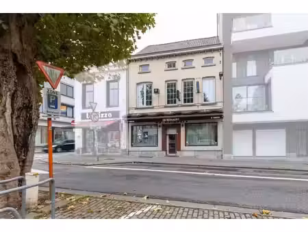 local de restauration avec logement attenant situé sur la he
