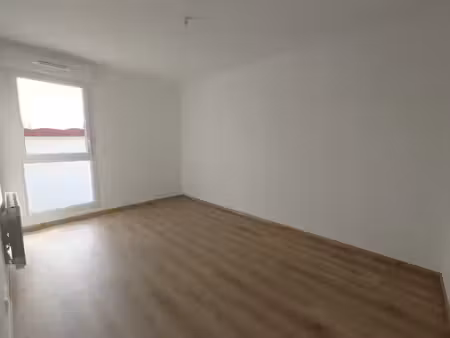 vénissieux – limite lyon 8e – t2 récent avec balcon et parking