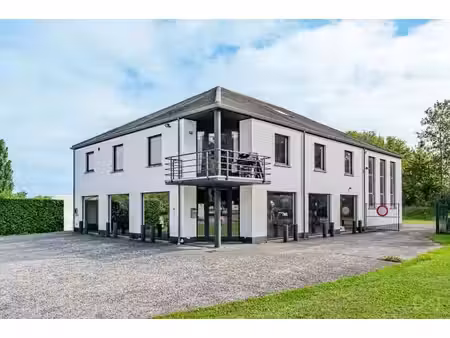 immeuble de rapport sur la n275 (appartement et commerce)