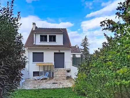 maison familiale avec jardin au cœur du village de buzenval