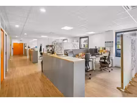 location local professionnel 1 053m²