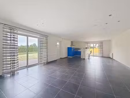 maison en pierre de plain-pied avec terrain et garage double à clessé