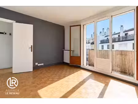 studio lumineux avec balcon au 4ème étage avec ascenseur sit