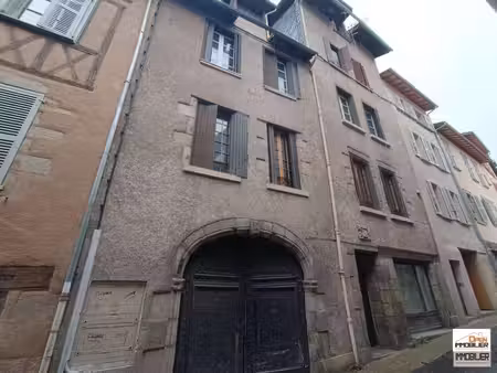 immeuble en pierre avec toiture récente – quartier historique de tulle