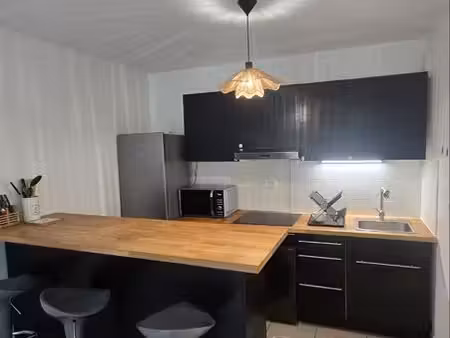 à louer – t2 meublé avec terrasse et box fermé – venelles