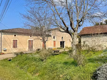 ancienne maison en pierre avec dépendances