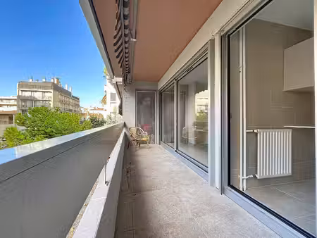 appartement t3 traversant   rénové avec grand balcon