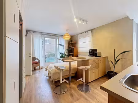 studio meublé avec terrasse dans un cadre verdoyant