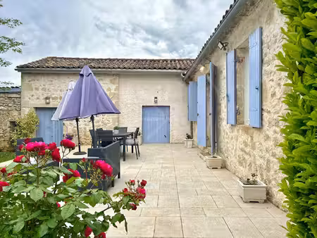 charmante maison en pierre avec vue sur la vallée et un vérita