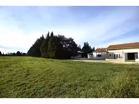 molleges - propriété agricole avec deux habitations mitoyennes  garage et hangar sur 3 8 h