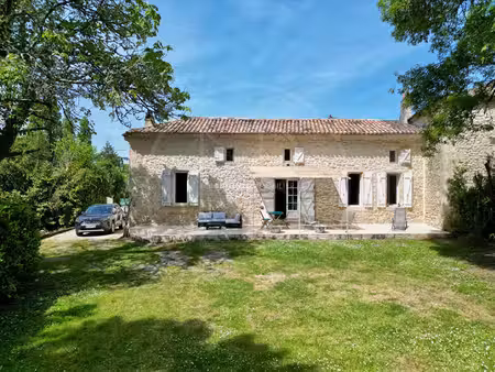 belle maison en pierre dans un village paisible