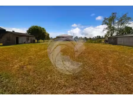 beau terrain plat de 1 049 m² avec petite dépendance  entièrement viabilisé  situé dans un