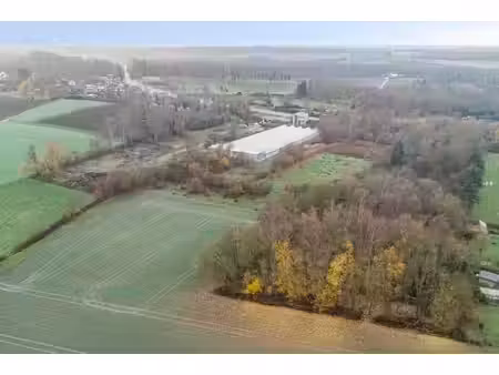 centre horticole avec une grande maison sur un terrain de 4