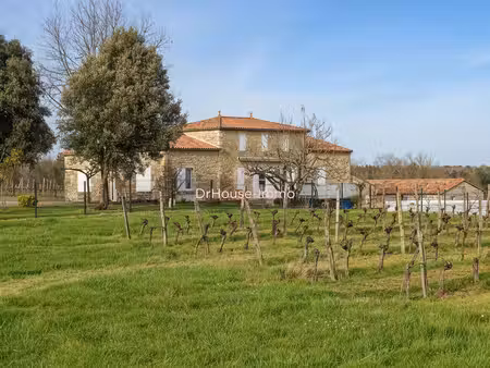 200 m² - 5 chambres - piscine - dépendances - terrain 5 236 m²