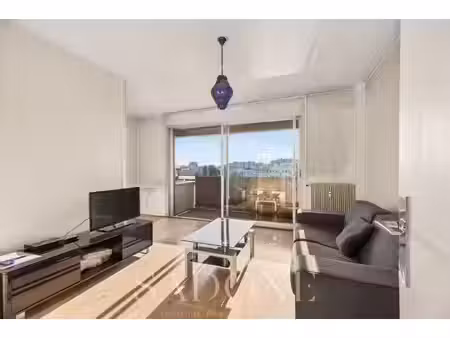 pont de neuilly - grand studio de 28m2 avec balcon/terrasse - etage élevé