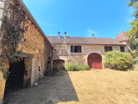 maison en pierre de 212m² avec dépendances  sur terrain de 4 ha.
