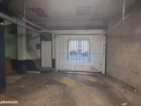 parking/box 18 m² macon