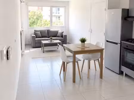 t2 meublé de 40 m² avec box fermé - vénissieux