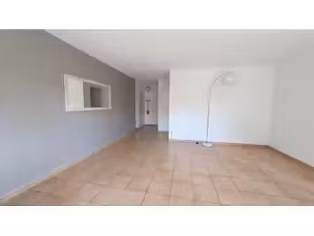 appartement rdc t2 avec terrasse et parking privé - libre de suite - nîmes
