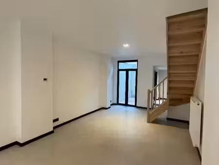 maison mitoyenne rénovée dans une rue calme du quartier de b