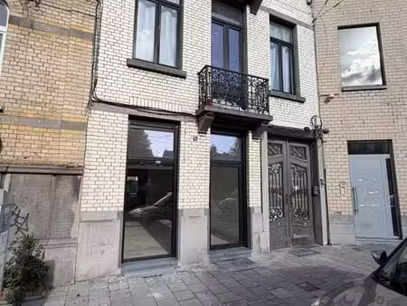 superbe rez-de-chaussée commercial lumineux