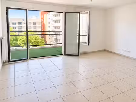 t3 avec balcon  garage et cave à villeurbanne