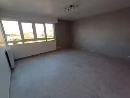location appartement 3 pièces 70 m² à nimes (30000)  840 €