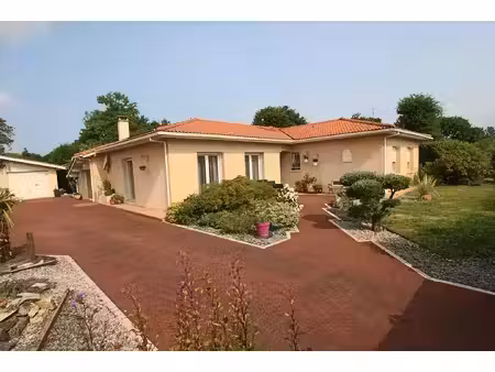 plain-pied 4 chambres avec jardin paysagé et garage  proche commodités.