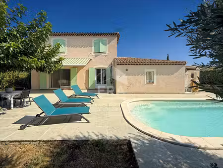 les pennes mirabeau - maison traditionnelle t4 de 102 m2 habitables + garage de sur une pa